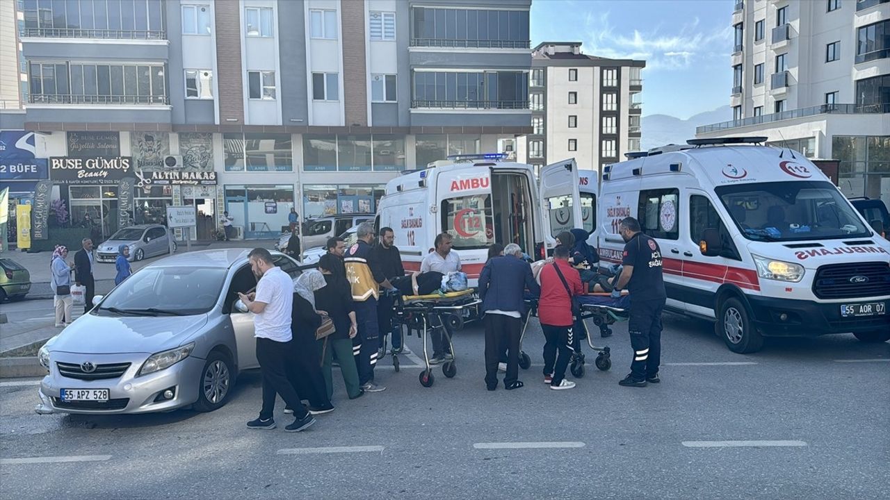 Samsun'da Kaza: Tepecik Mahallesi'nde İki Otomobil Çarpıştı, 2 Yaralı