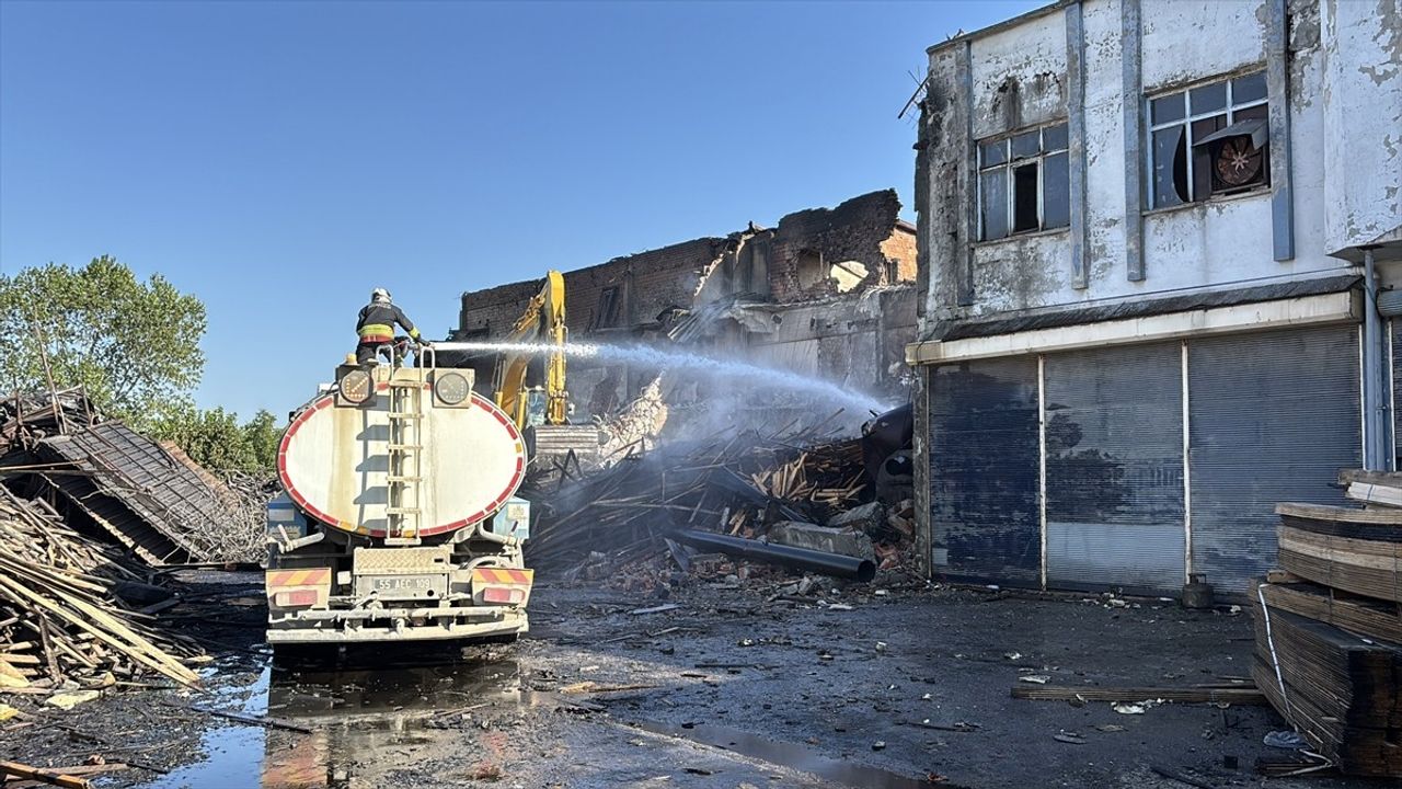 Samsun'da Kereste Fabrikası Yangını Kontrol Altına Alındı — Soğutma Çalışmaları Sürüyor