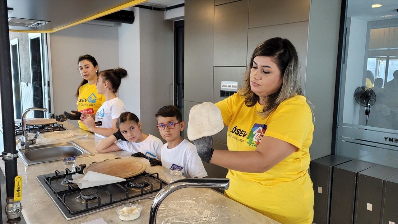 Samsun'da LÖSEV'li lösemili çocuklar anneleriyle pizza yaptı