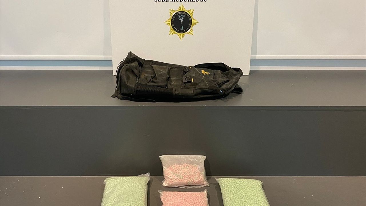 Samsun'da Uyuşturucu Operasyonu: 3 Gözaltı, 15 bin 878 Hap Ele Geçirildi