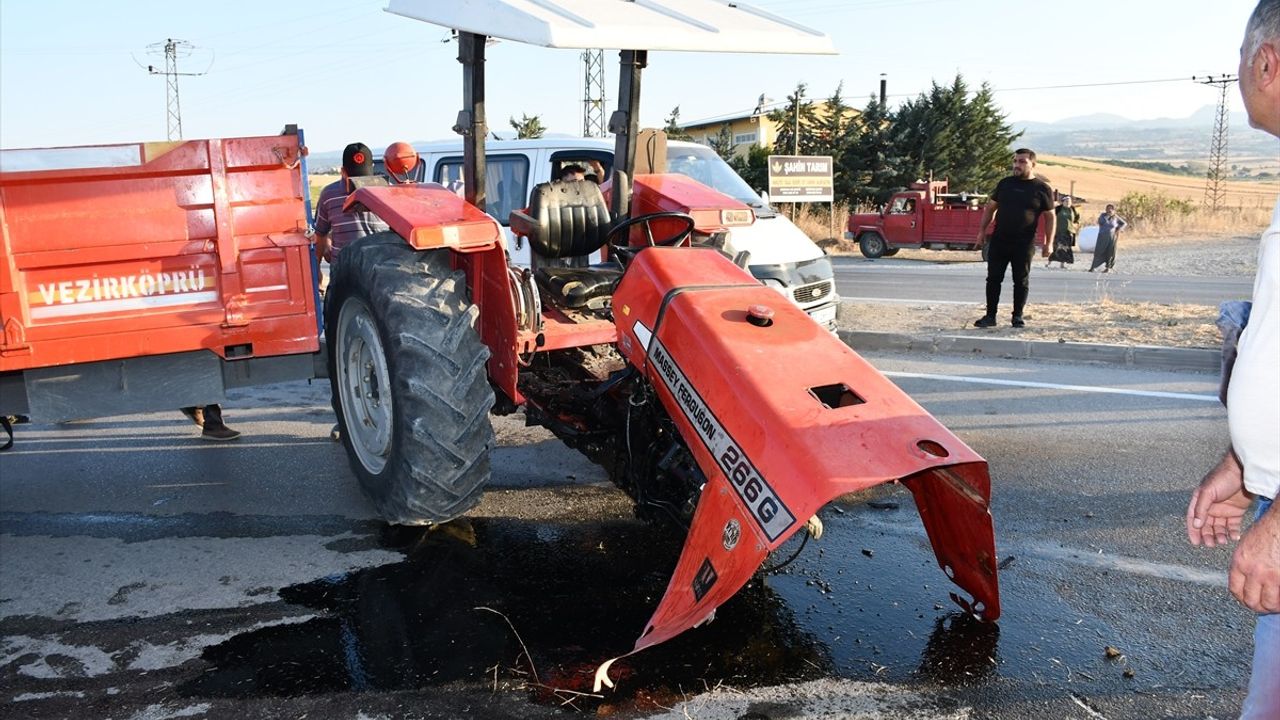 Samsun Vezirköprü'de Traktör ile Kamyonet Çarpıştı: 4 Yaralı