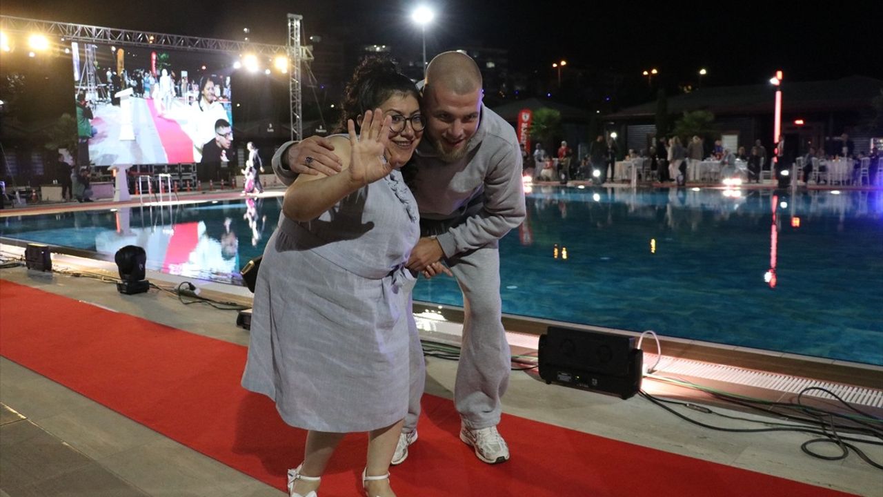 Samsunspor'un 'Engelsiz Işıklar Havuz Başı Defilesi'nde Engelli Çocuklar Podyumda