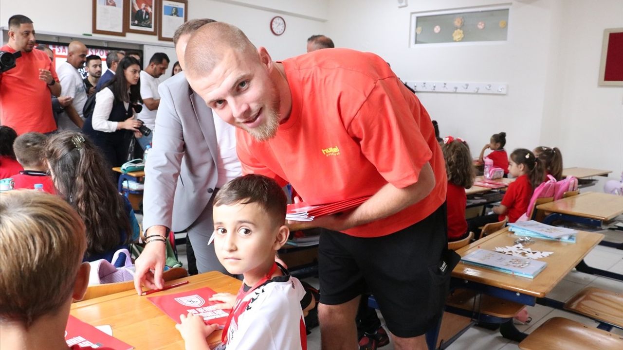 Samsunsporlular İlkokul Birincileriyle Buluştu: Defter, Kalem ve Fidan Hediyesi