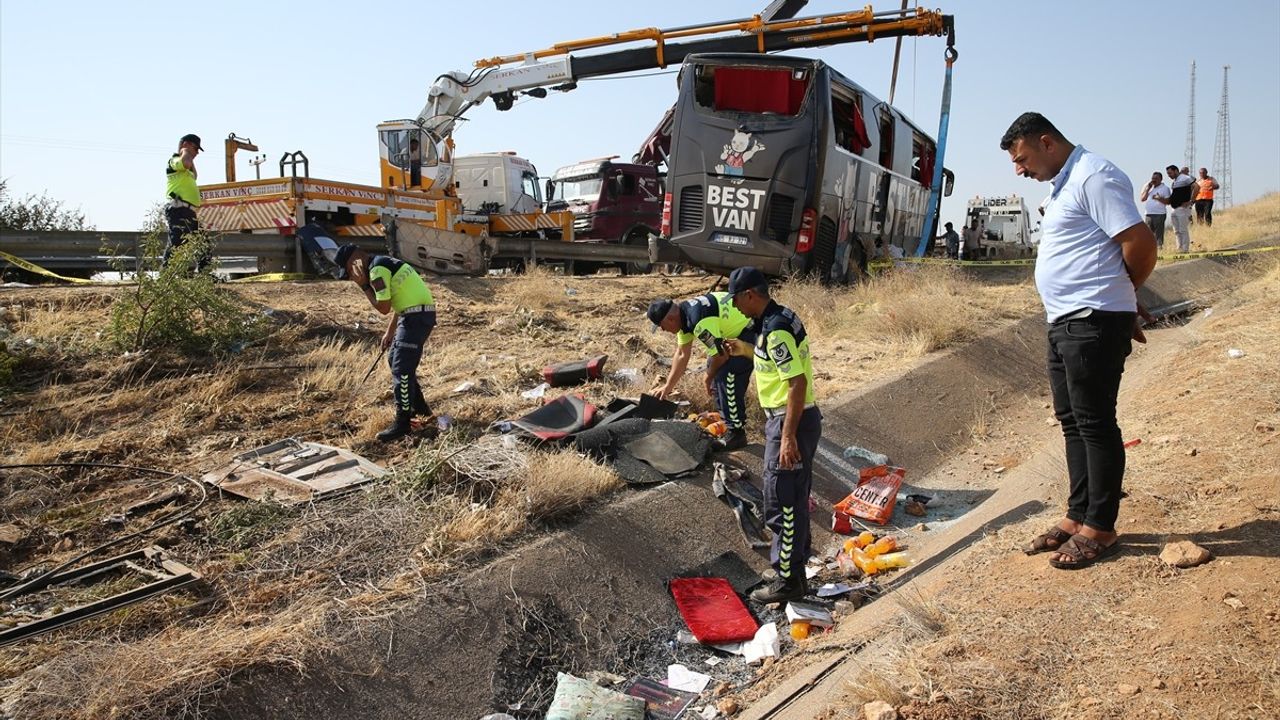 Şanlıurfa'da Devrilen Yolcu Otobüsünde 30 Kişi Yaralandı — Vali Şıldak Hastanede İnceledi