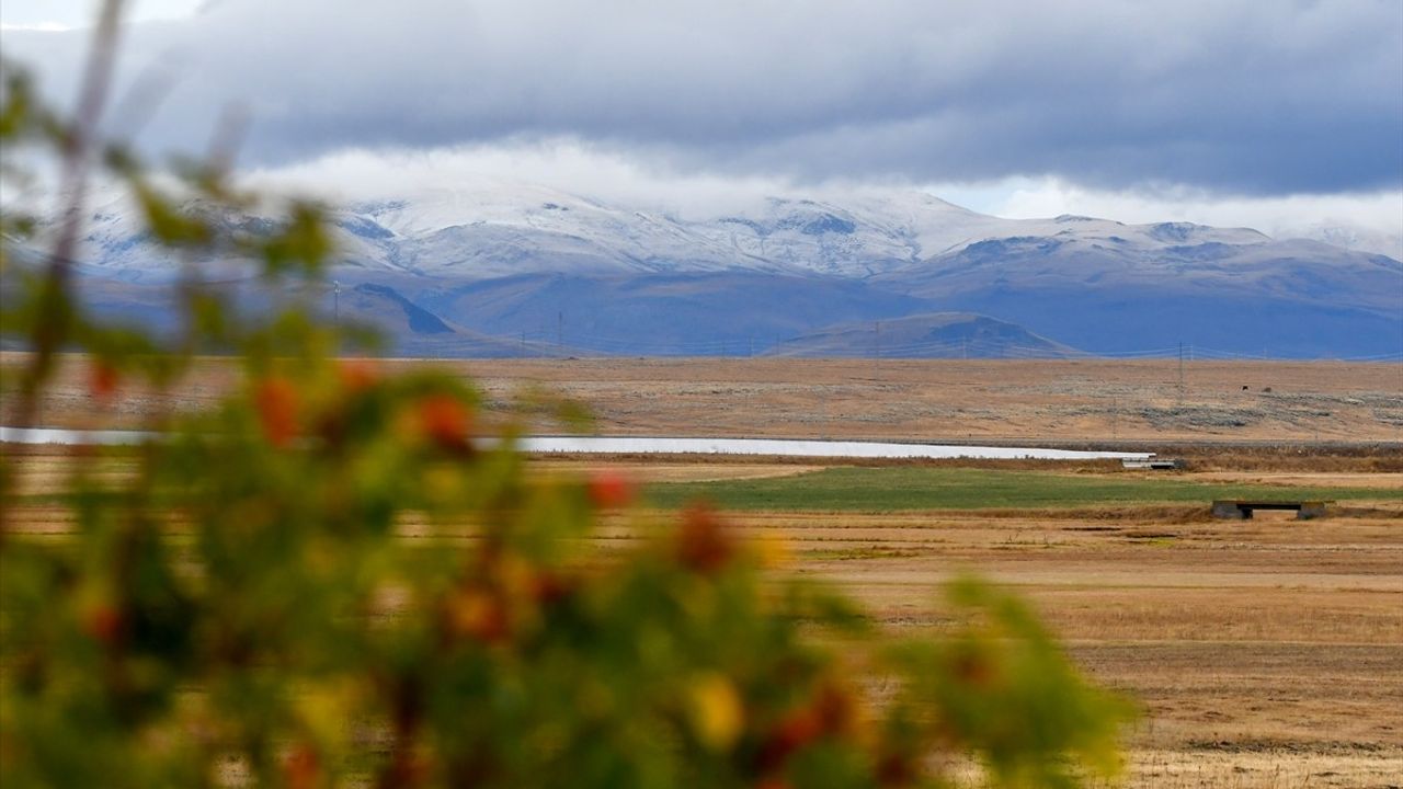 Sarıkamış Kayak Merkezi'ne Mevsimin İlk Karı Düştü