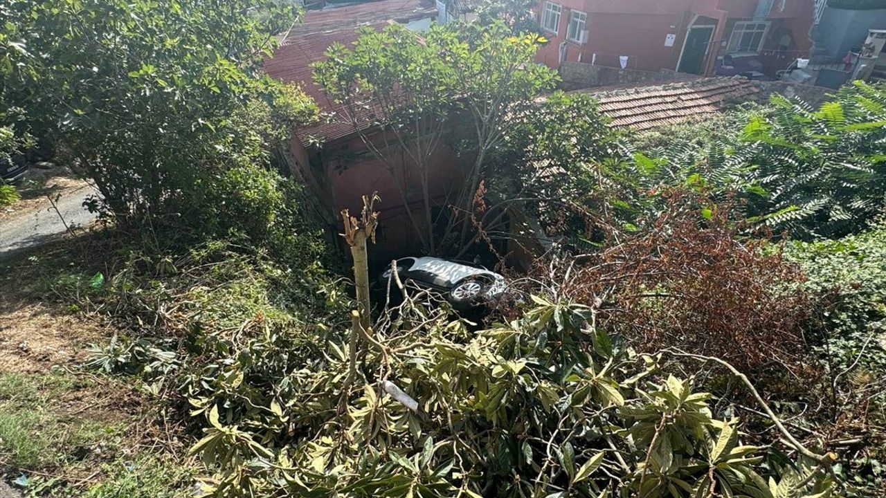 Sarıyer'de Otomobil Bahçeye Düştü: Sürücü Yaralandı