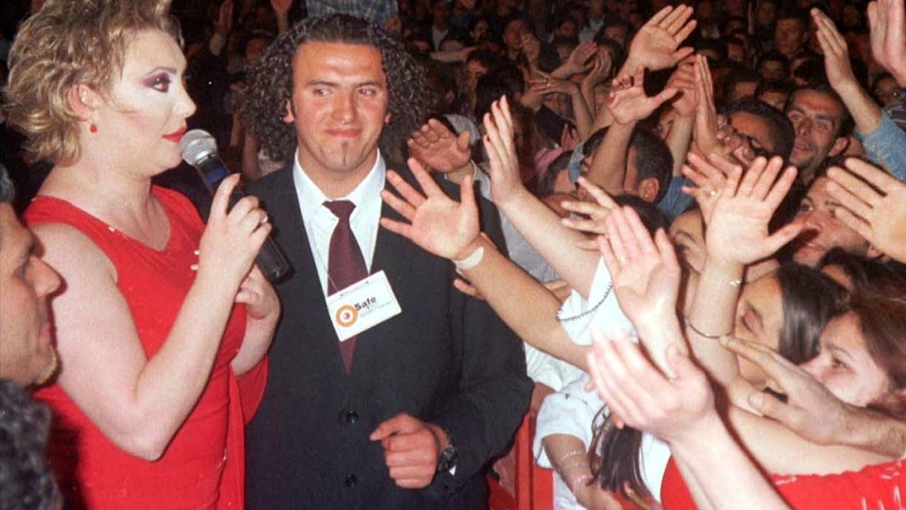 Şarkıcı Güllü (Gül Tut) Yalova'da terastan düşerek hayatını kaybetti