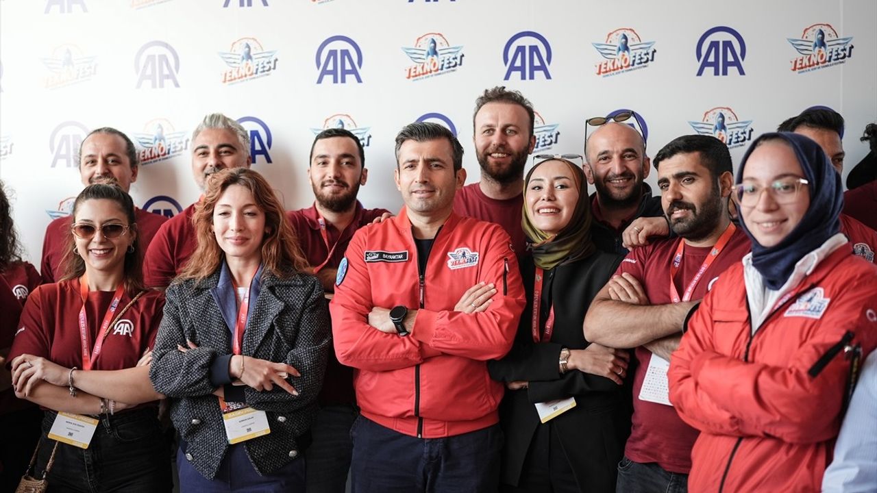 Selçuk Bayraktar TEKNOFEST'te AA Standını Ziyaret Etti