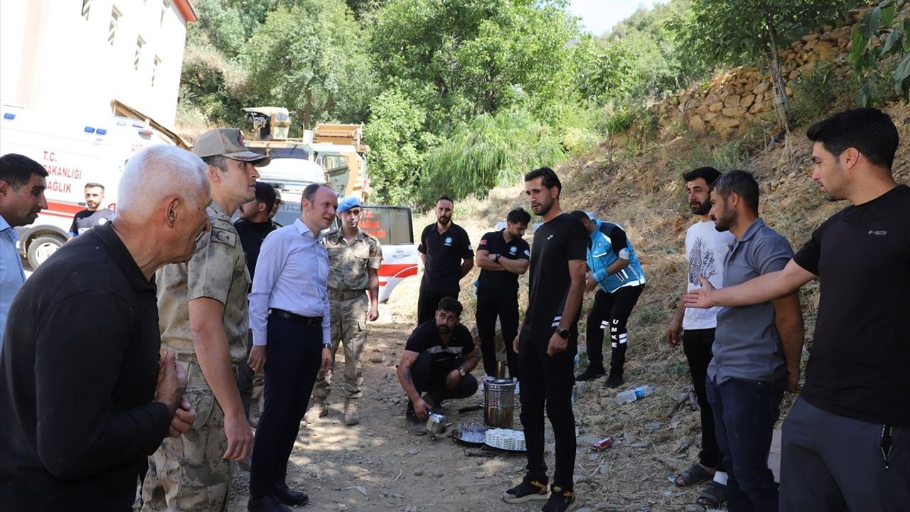 Şemdinli'de Orman Yangını: Helikopter Destekli Müdahale Sürüyor