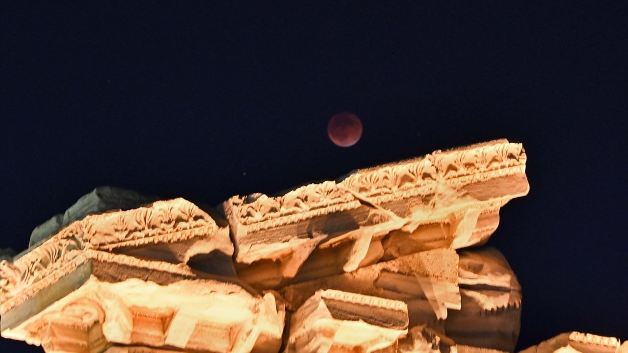Side'de 'Kanlı Ay' Tutulması Apollon Tapınağı'nda Görsel Şölen Yarattı