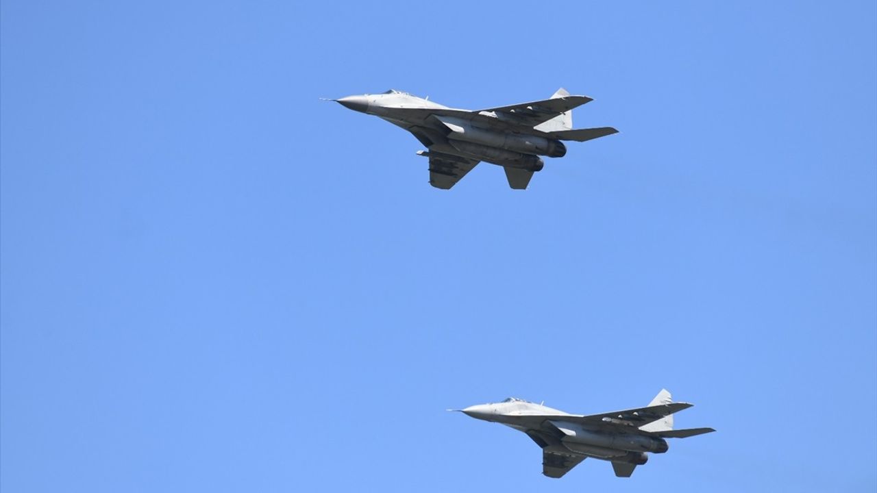 Sırbistan'da 'Birliğin Gücü' Geçidi: Savunma Gücü Sergilendi