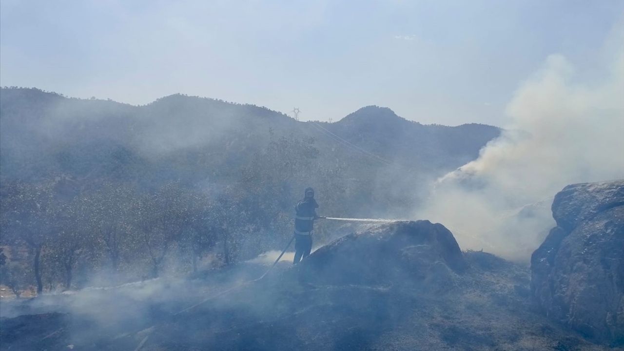Şırnak'ta Çeşme Köyünde Yangın: 2 Ahır ve Samanlık Zarar Gördü