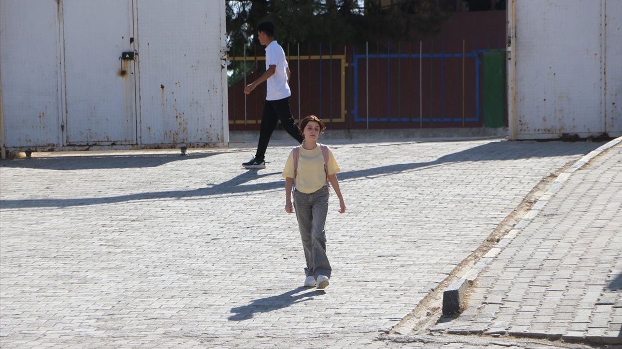 Şırnak'ta Kanseri Yenen Gülnaz, 7 Yılın Ardından Okula Kavuştu