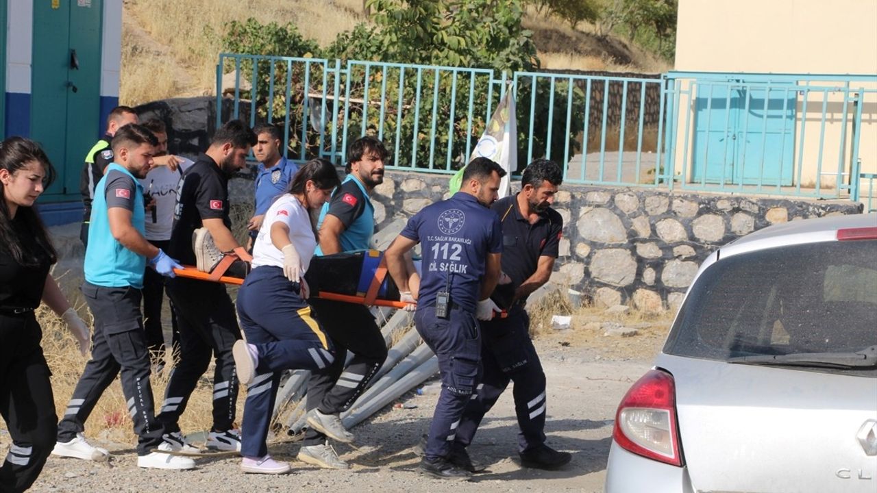 Şırnak'ta Refüje Çarpan Otomobilde Anne ve 2 Aylık Bebeği Ağır Yaralandı