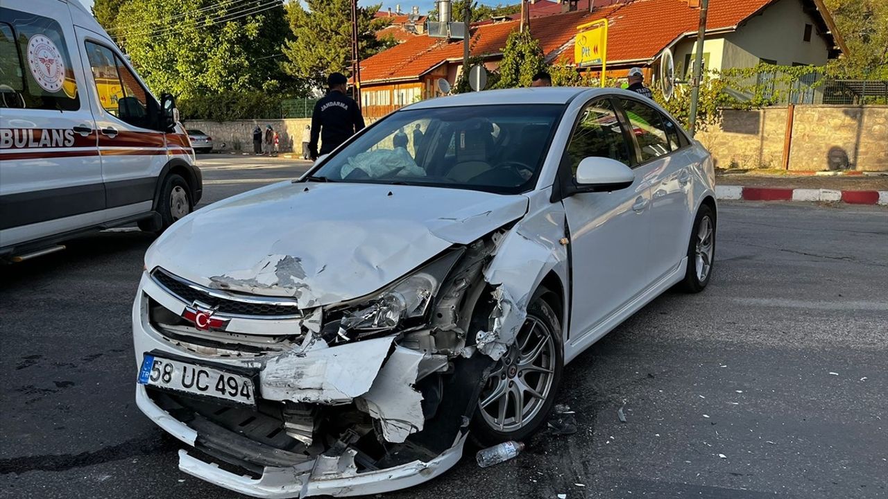 Sivas Gemerek'te İki Otomobil Çarpıştı: 3 Kişi Yaralandı