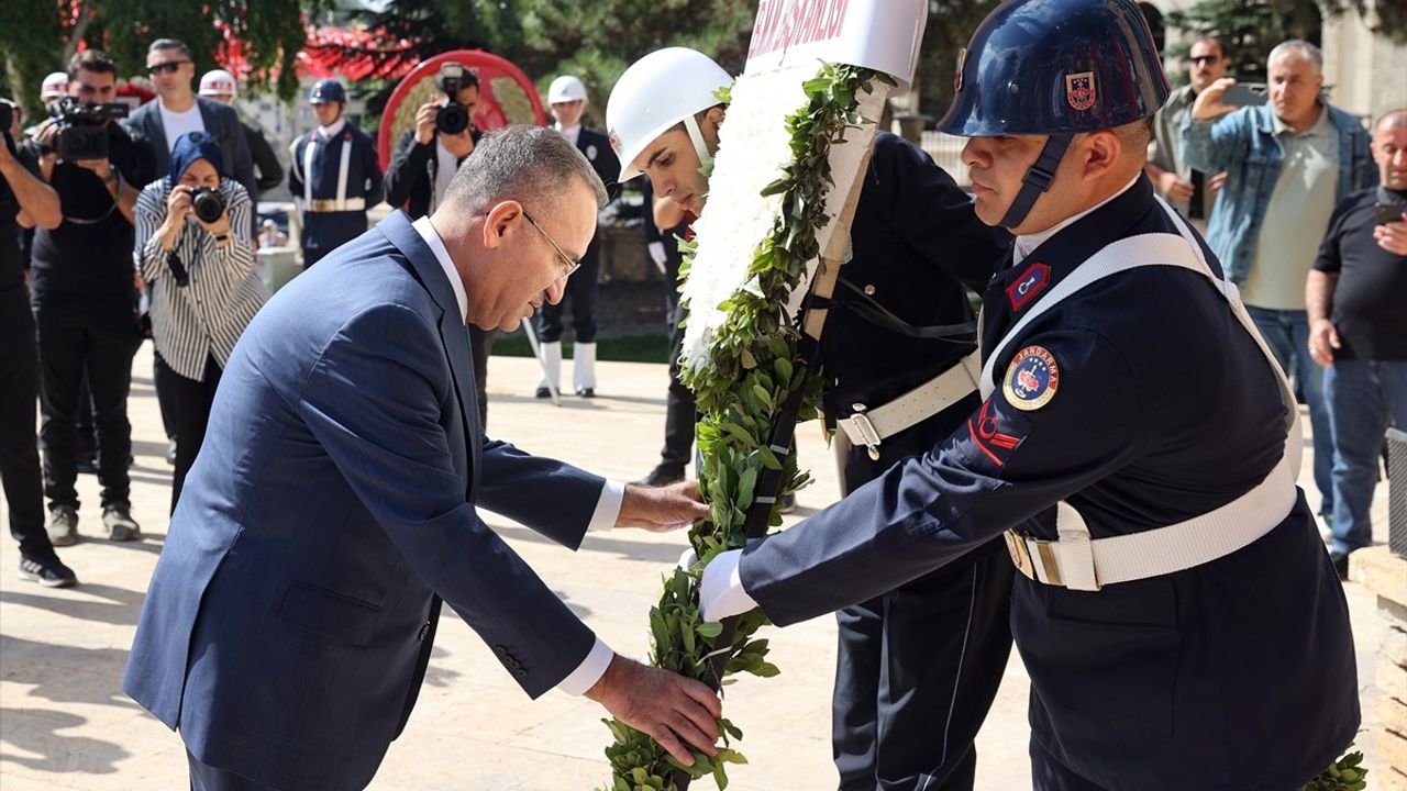 Sivas Kongresi 106. Yılında: Bekir Bozdağ Atatürk Anıtı'na Çelenk Sundu