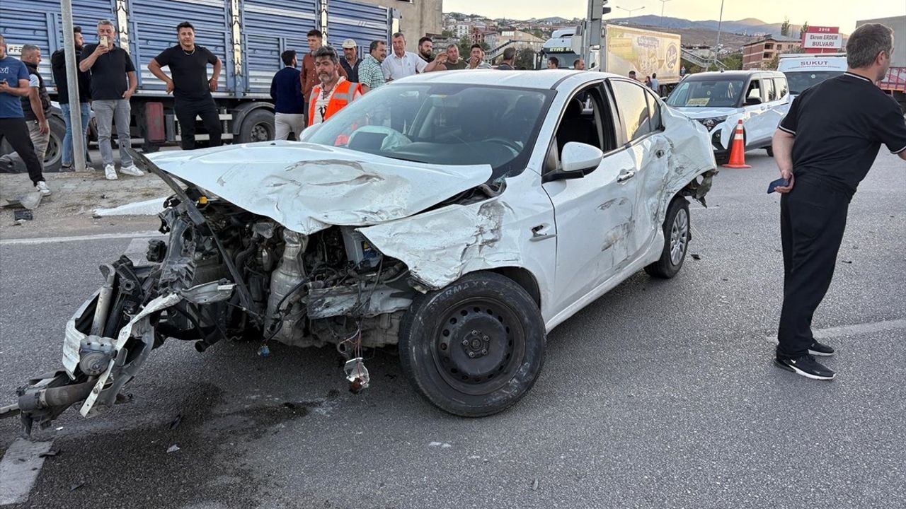 Sivas Suşehri'de Minibüs Otomobille Çarpıştı: 15 Tarım İşçisi Yaralandı