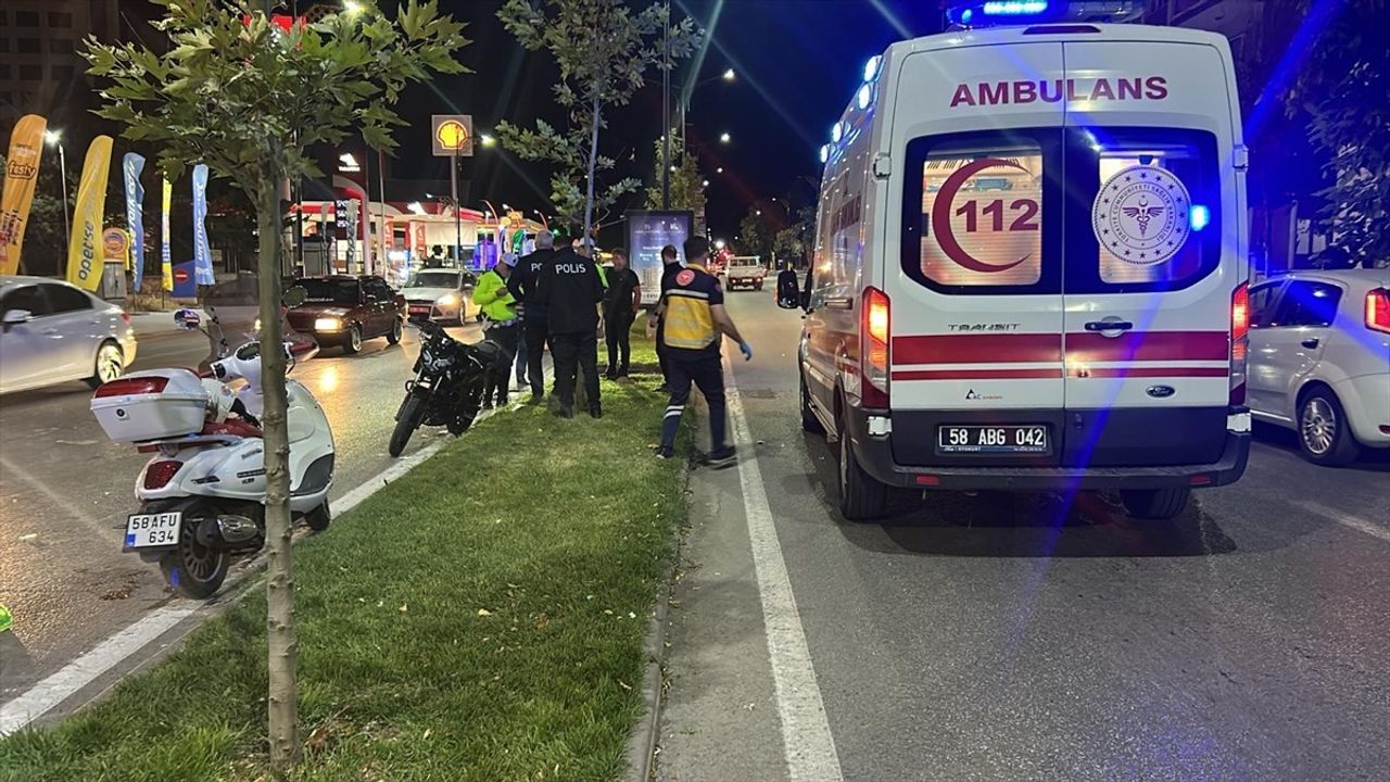 Sivas'ta İki Motosiklet Çarpıştı: 2 Kişi Yaralandı