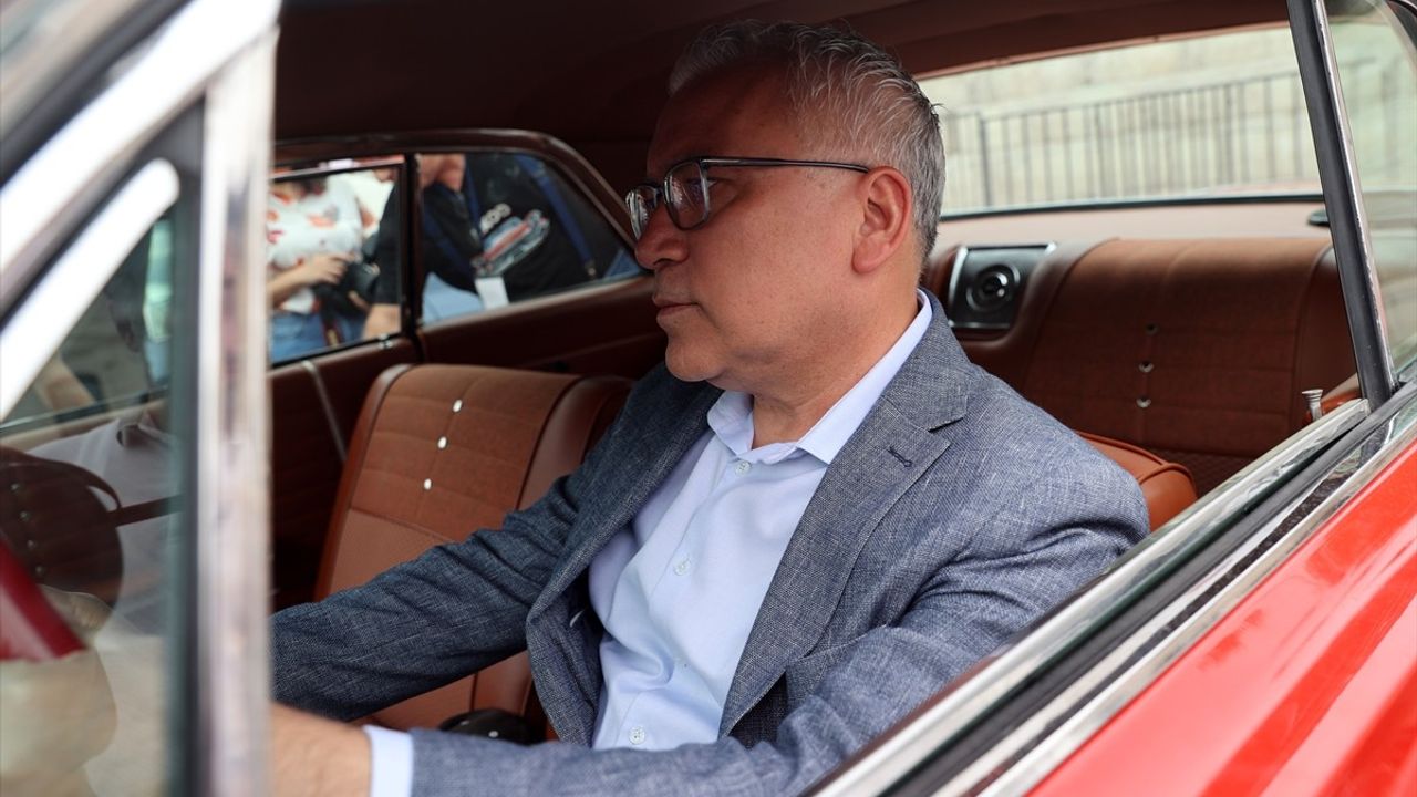 Sivas'ta Klasik Otomobil Fuarı Sivas Kongresi'nin 106. Yılını Renklendirdi