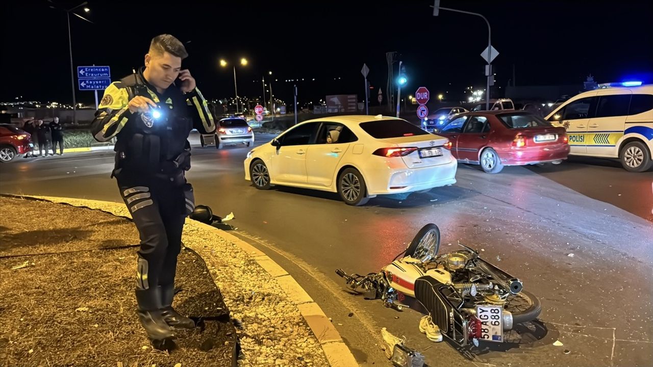 Sivas'ta Motosiklet-Otomobil Çarpışması: Sürücü Ağır Yaralandı