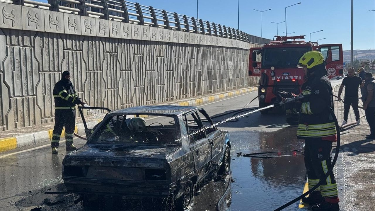 Sivas'ta Seyir Halindeki Otomobil Alev Aldı — Sürücü Yaralandı