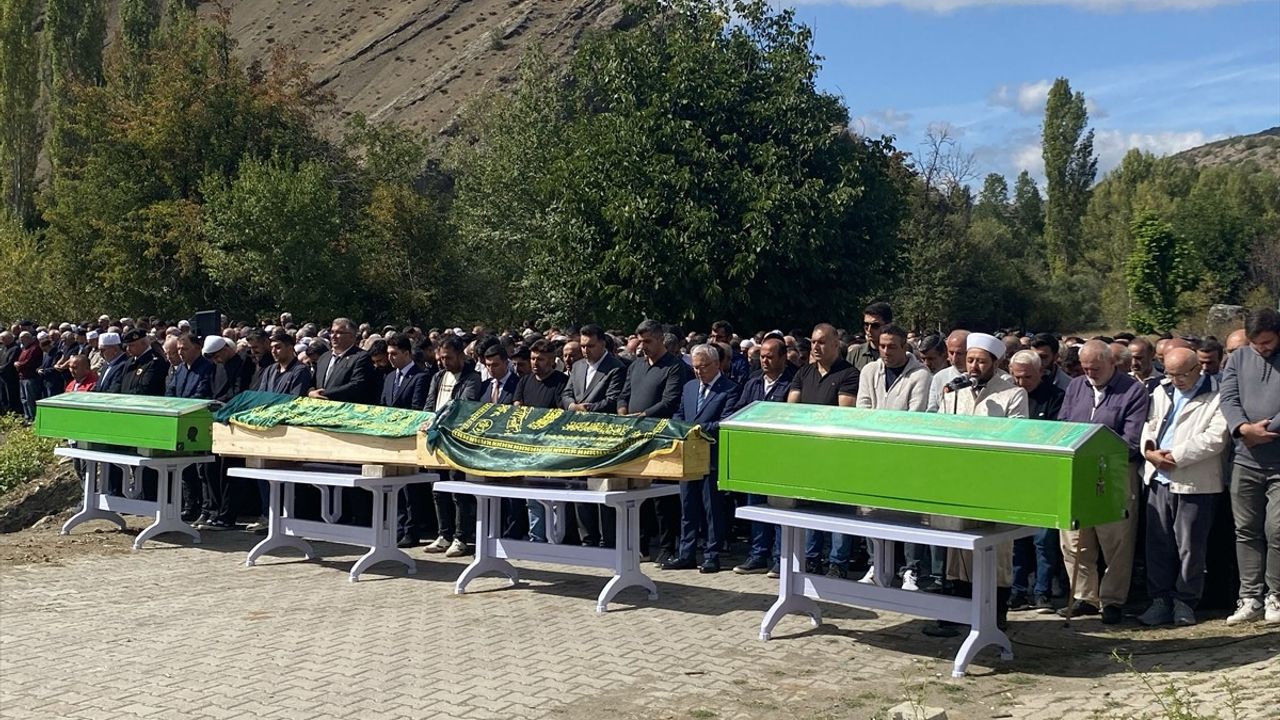 Sivas'ta trafik kazası: Uçuruma yuvarlanan otomobilde 4 kişi defnedildi