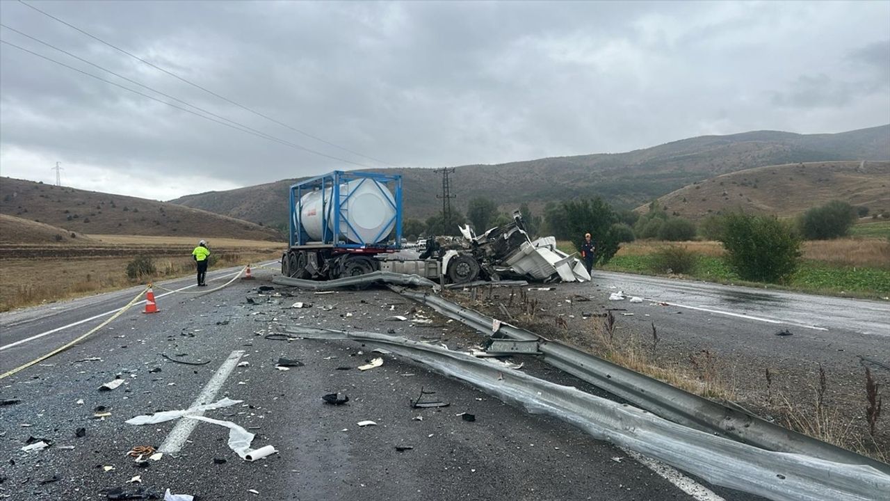 Sivas Yıldızeli'de otobüs ile tır çarpıştı: 23 yaralı, 3'ü ağır