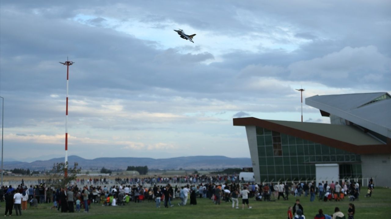 SOLOTÜRK, Balıkesir'in 103. Kurtuluş Yıldönümünde Gösteri Uçuşu
