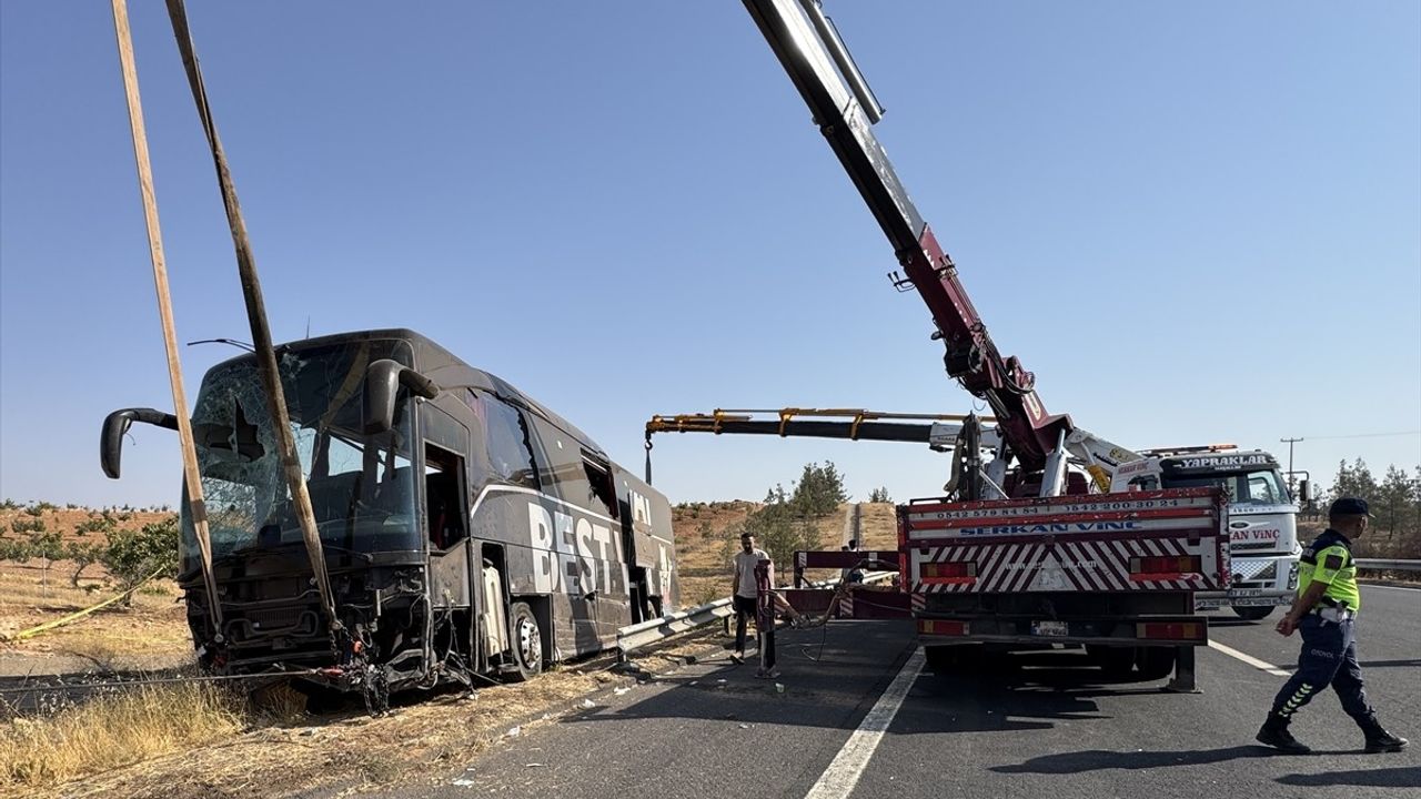 Suruç'ta Devrilen Yolcu Otobüsünde 27 Kişi Yaralandı