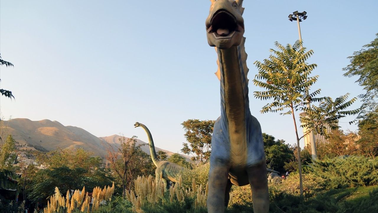 Tahran'da Jurassic Park: 60'tan Fazla Dinozorla Gerçekçi Bir Deneyim