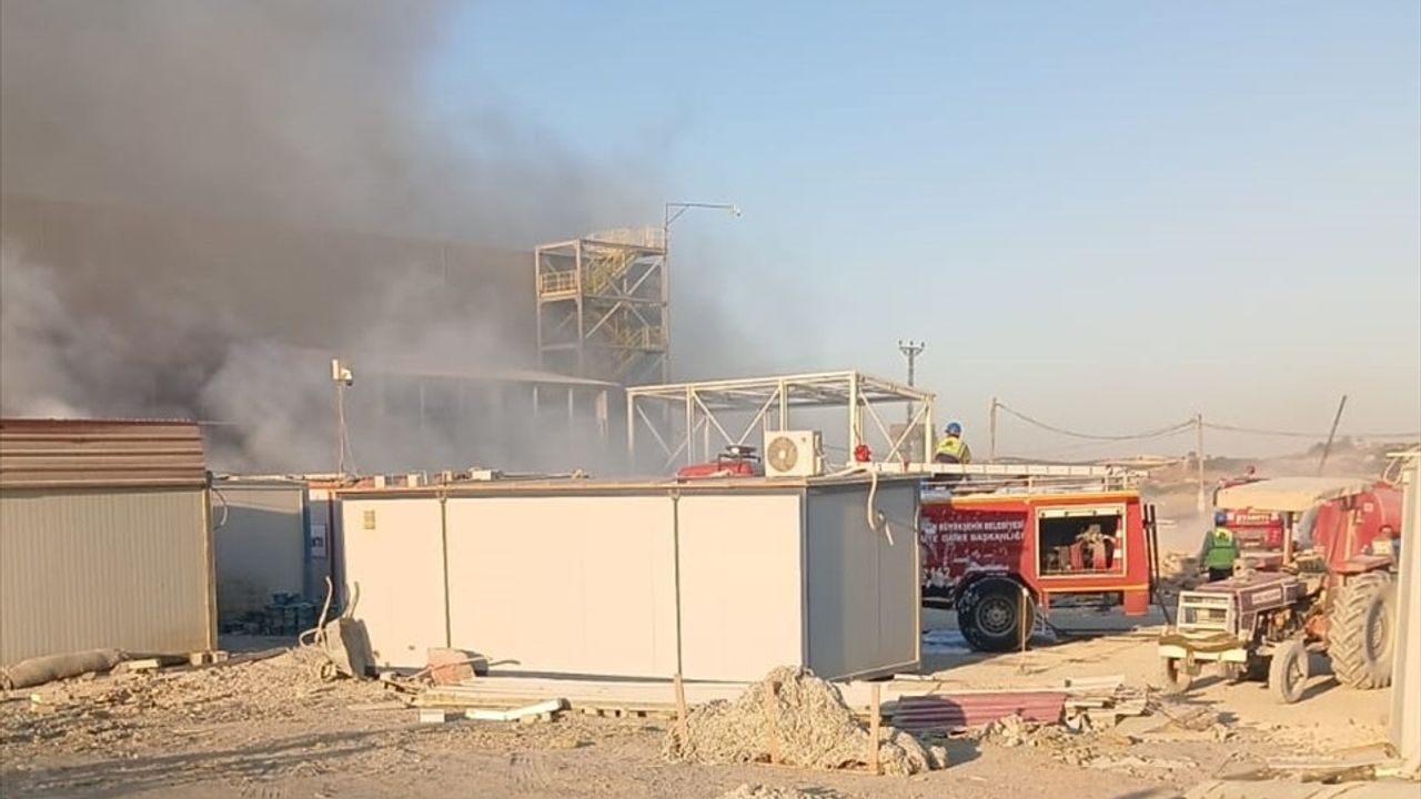 Tarsus’ta Fabrika Konteynerlerinde Yangın: 5 Konteyner Kullanılamaz