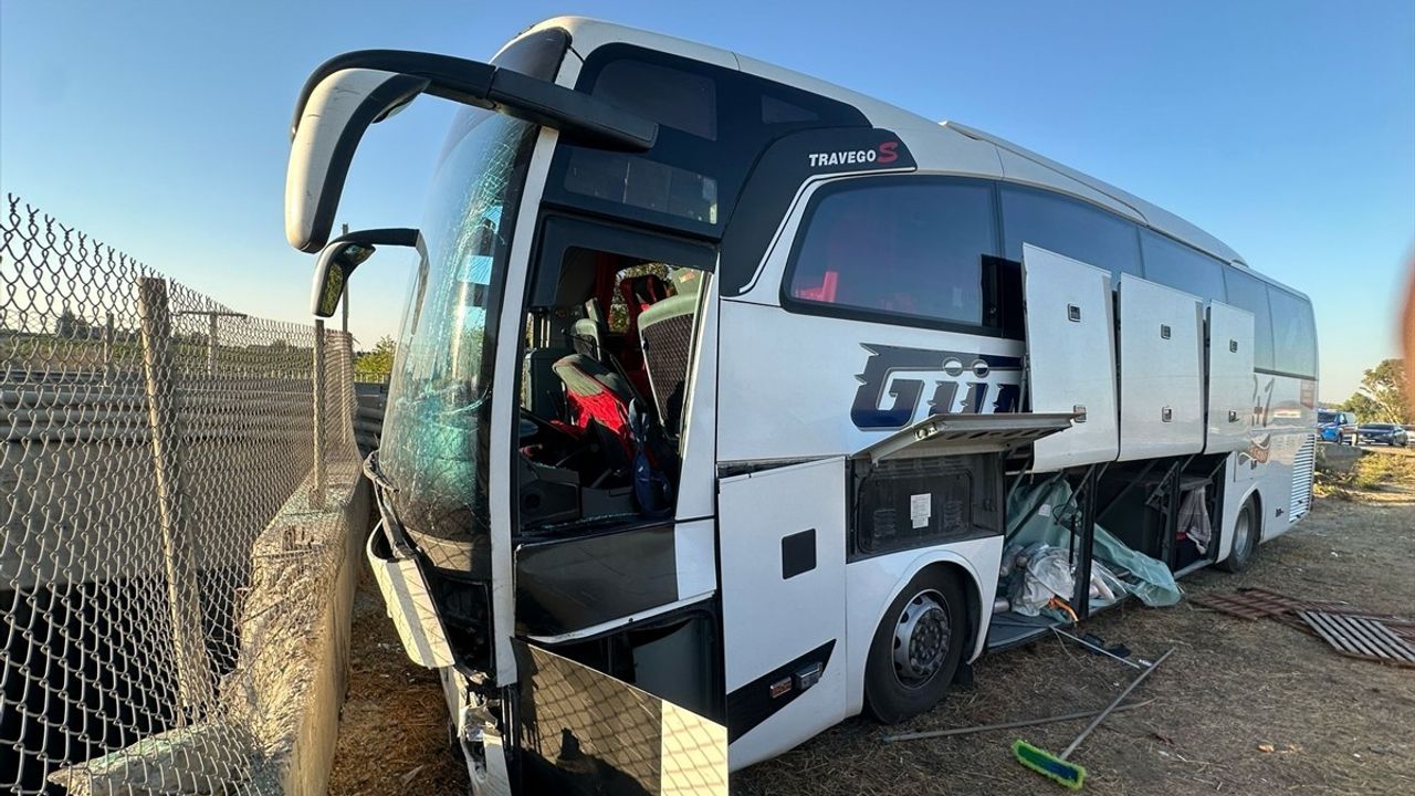 Tarsus'ta Otobüs Refüje Çarptı: 4 Kişi Yaralandı