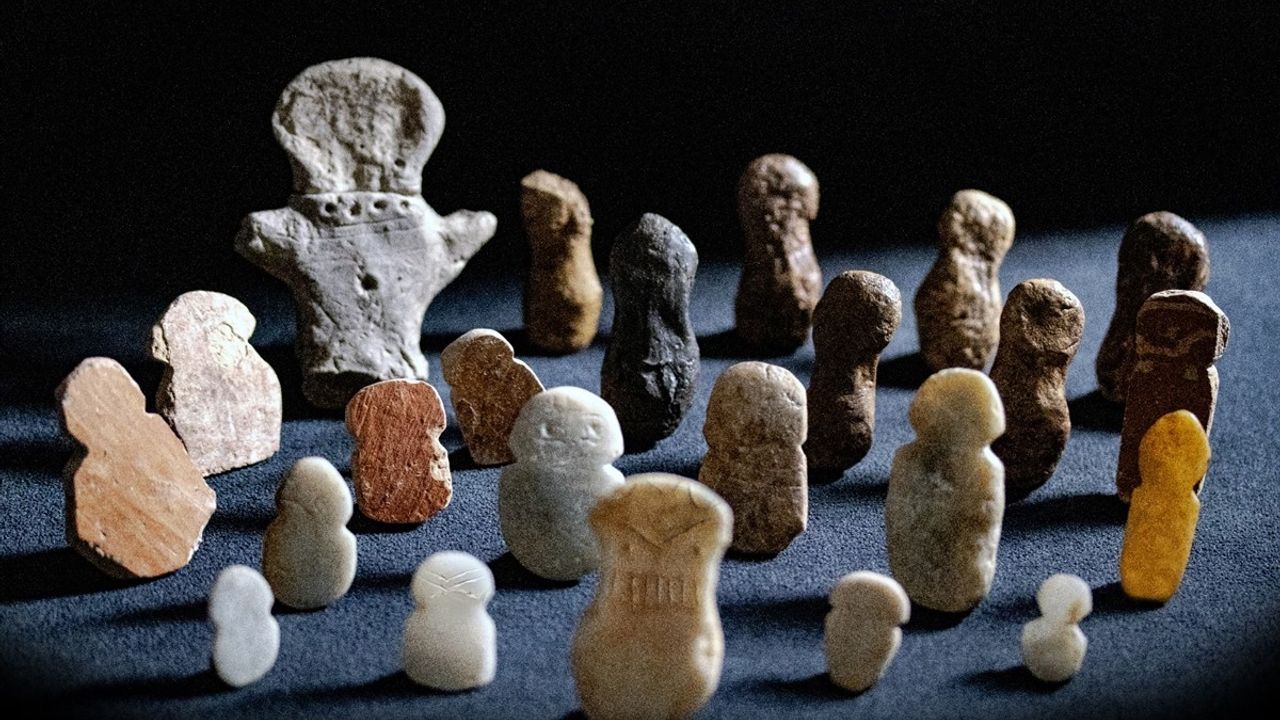 Tavşanlı Höyük'te 4 bin 500 yıllık idoller bulundu