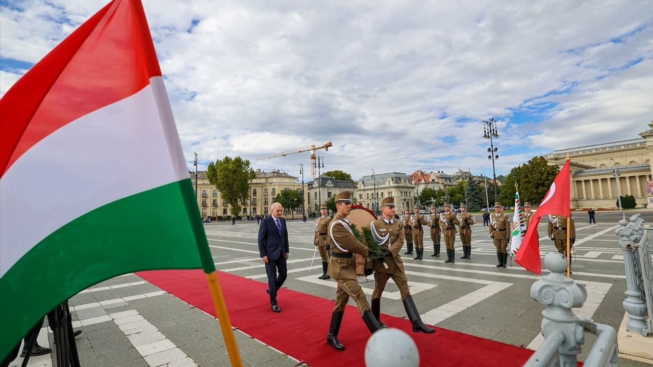 TBMM Başkanı Kurtulmuş Budapeşte'de Meçhul Asker Anıtı'na Çelenk Bıraktı
