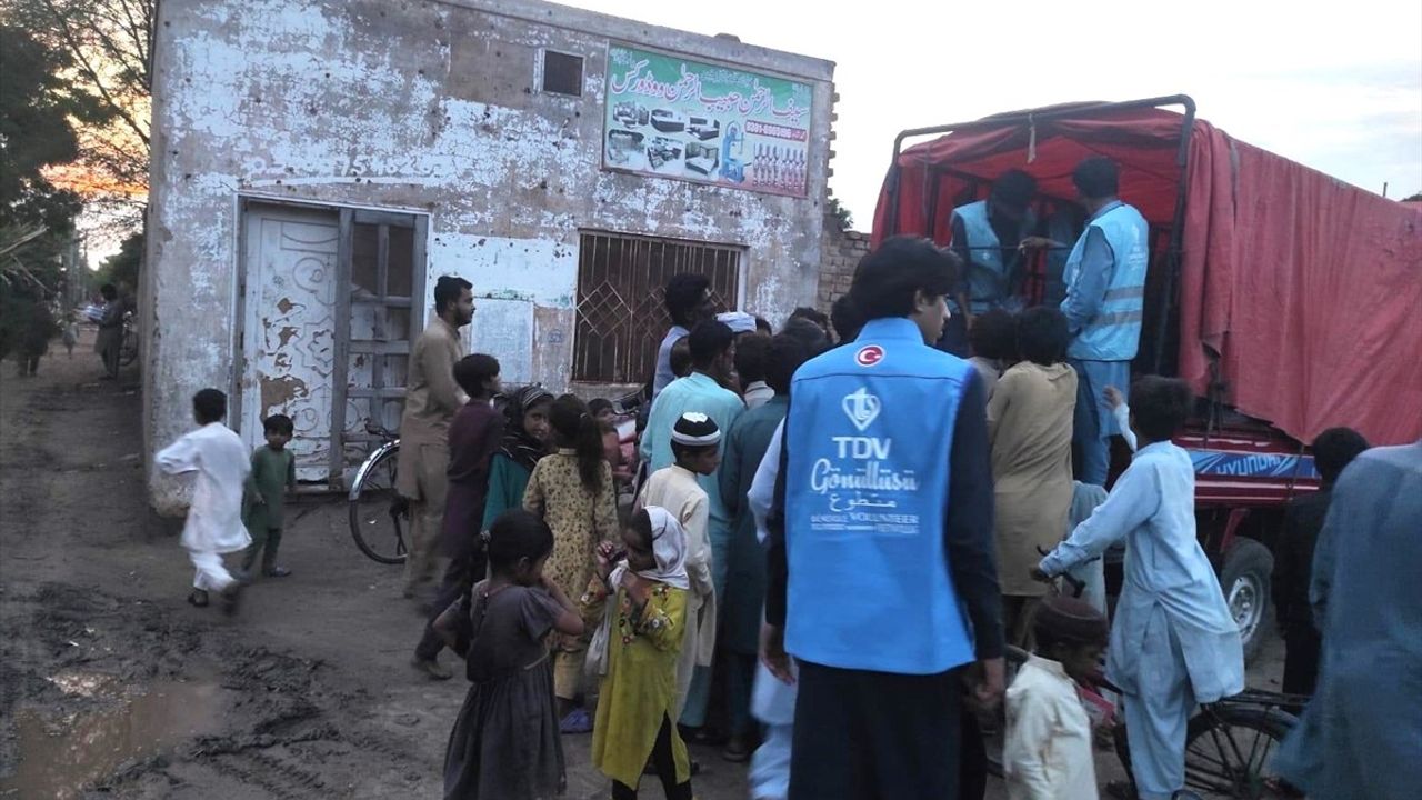 TDV'den Pakistan'daki Sel Afetzedelerine Hızlı İnsani Yardım