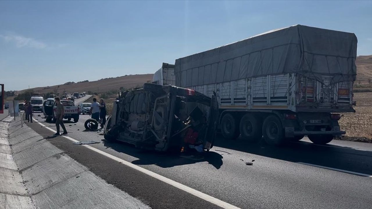 Tekirdağ Çorlu'da 3 Araçlı Kaza: 6 Yaralı