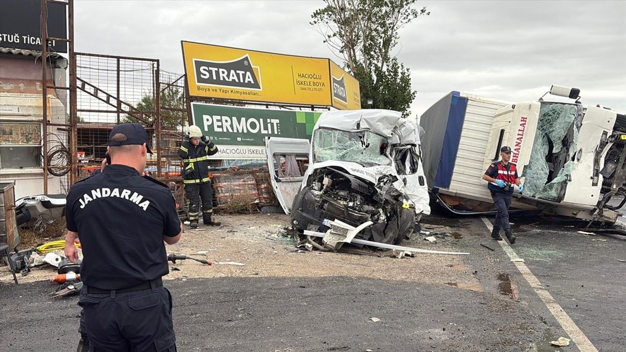Tekirdağ'da işçi servisi ile kamyon çarpıştı: 3 ölü, 7 yaralı
