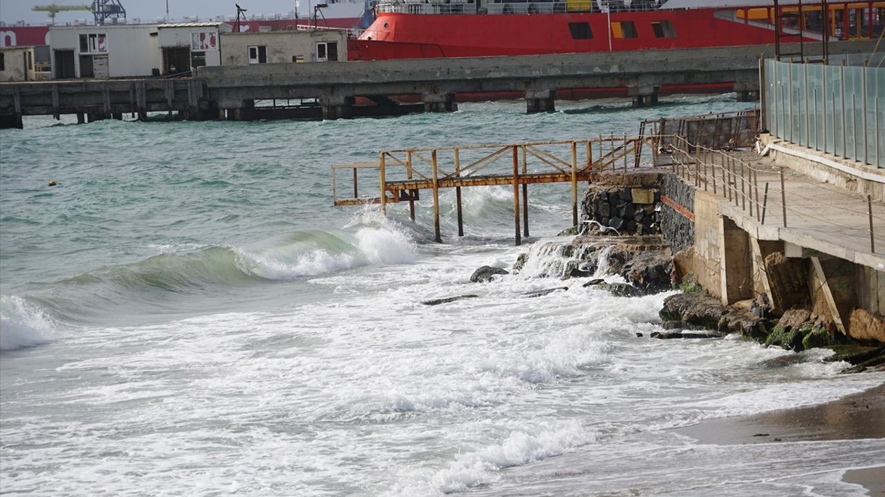 Tekirdağ'da Poyraz Deniz Ulaşımını Aksattı: 11 Şilep ile Tanker Açıkta