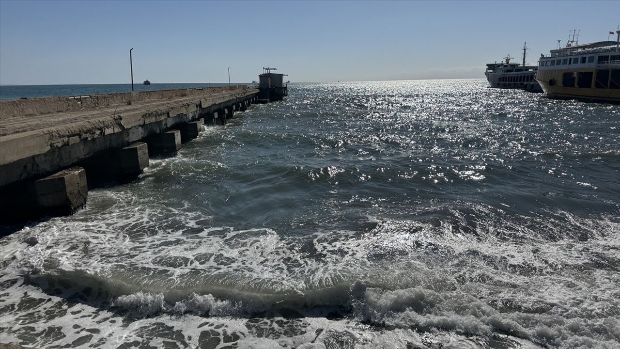 Tekirdağ'da Poyraz Deniz Ulaşımını Aksattı: 7 Şilep ve Tanker Açıkta Bekliyor