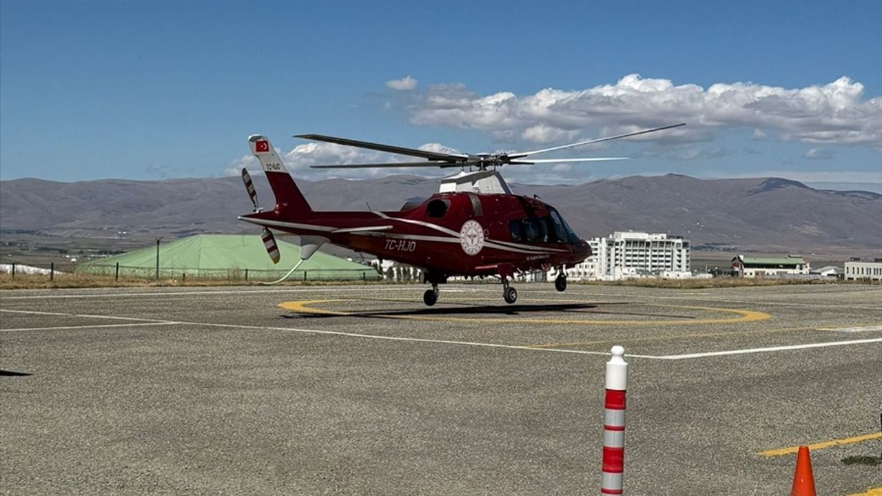 Tekman'da ambulans helikopterle 75 yaşındaki kalp krizi hastası Erzurum'a sevk edildi