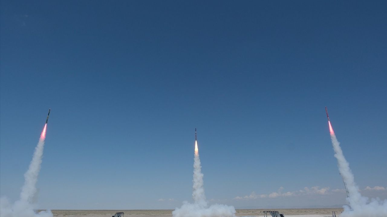 TEKNOFEST Roket Yarışması'nda Dünyada Bir İlk: Üç Roket Aynı Anda Ateşlendi