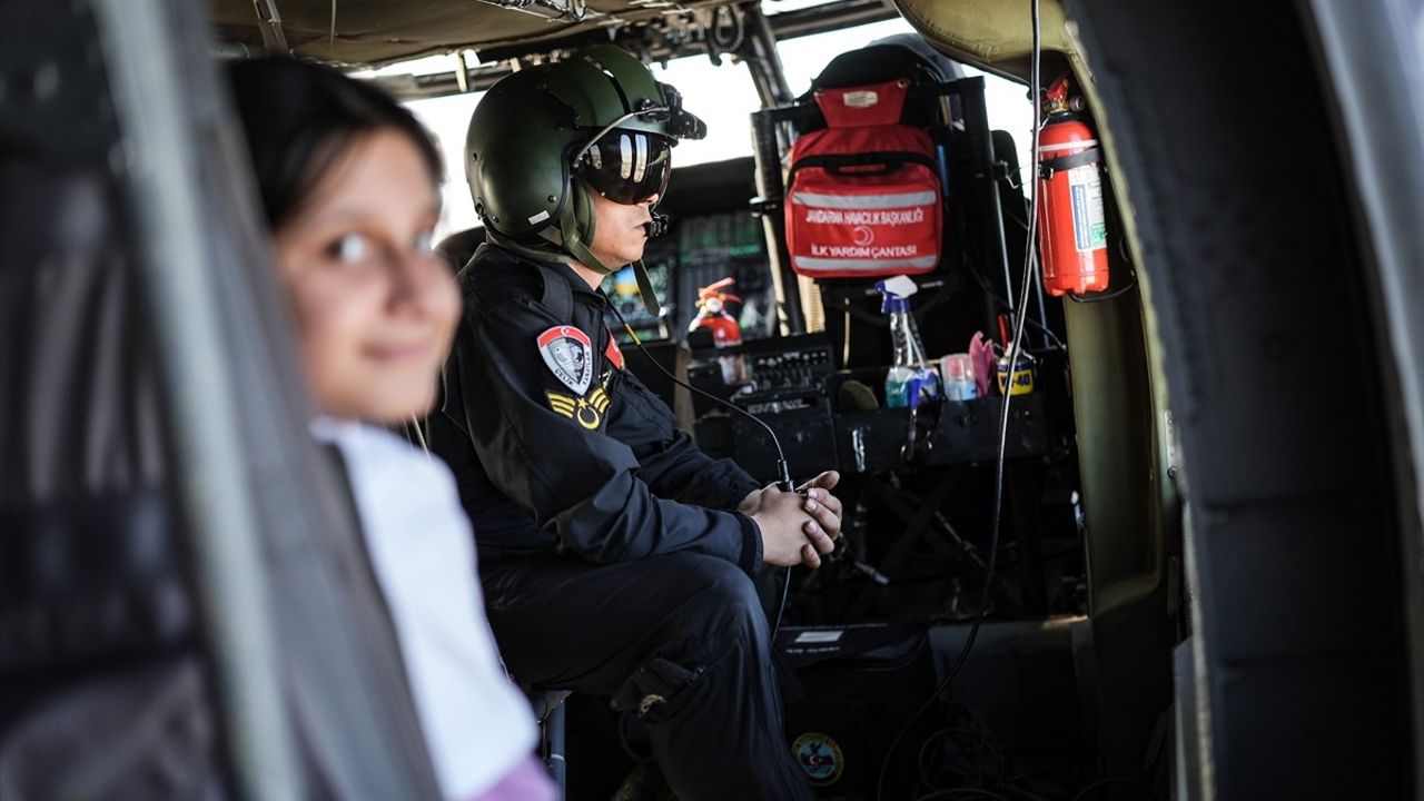 TEKNOFEST'te Çocuklara İlk Helikopter Deneyimi