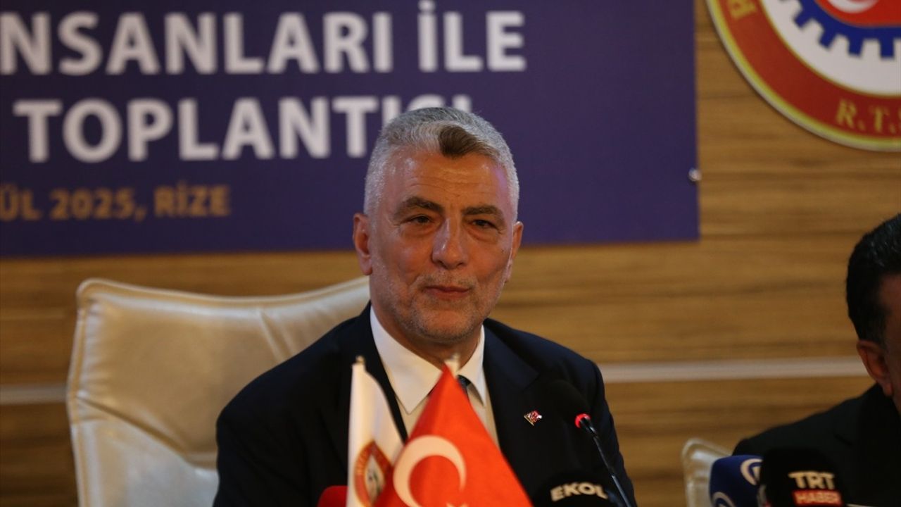 Ticaret Bakanı Bolat Rize'de: Makro Göstergeler Dengeye Geliyor