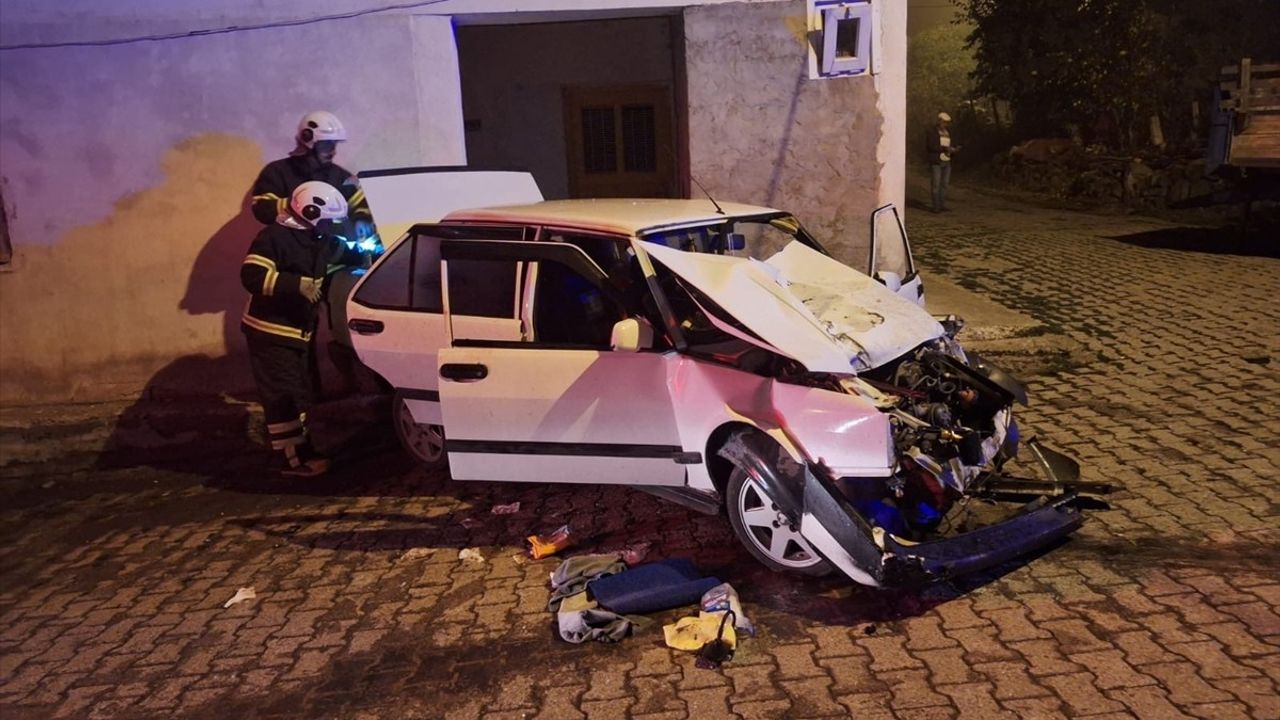 Tokat Niksar'da Römorka Çarpan Otomobilin Sürücüsü Hayatını Kaybetti