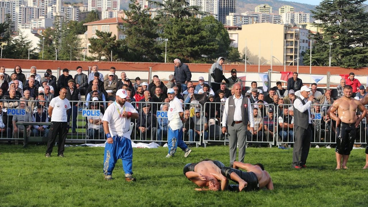 Tokat'ta 1. Ali Yücel Yağlı Pehlivan Güreşleri: Orhan Okulu Şampiyon