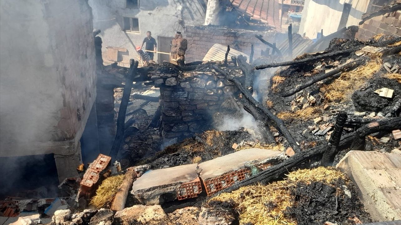 Tokat Zile'de Yangın: Ev ve Samanlık Kullanılamaz Hale Geldi