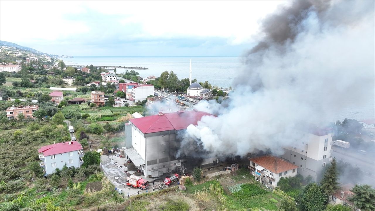 Trabzon Akçaabat'ta Alışveriş Merkezi Yangını Kontrol Altına Alındı