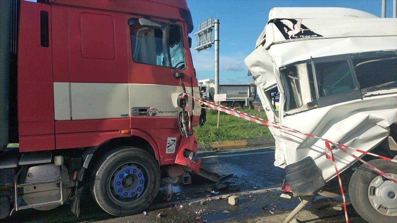 Trabzon Arsin'de Tır, Kamyon ve Minibüs Kazası: 14 Yaralı