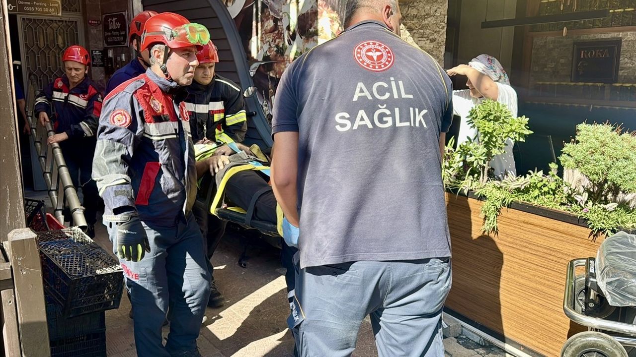 Trabzon'da Asansör Boşluğuna Düşen İşçi Hastaneye Kaldırıldı