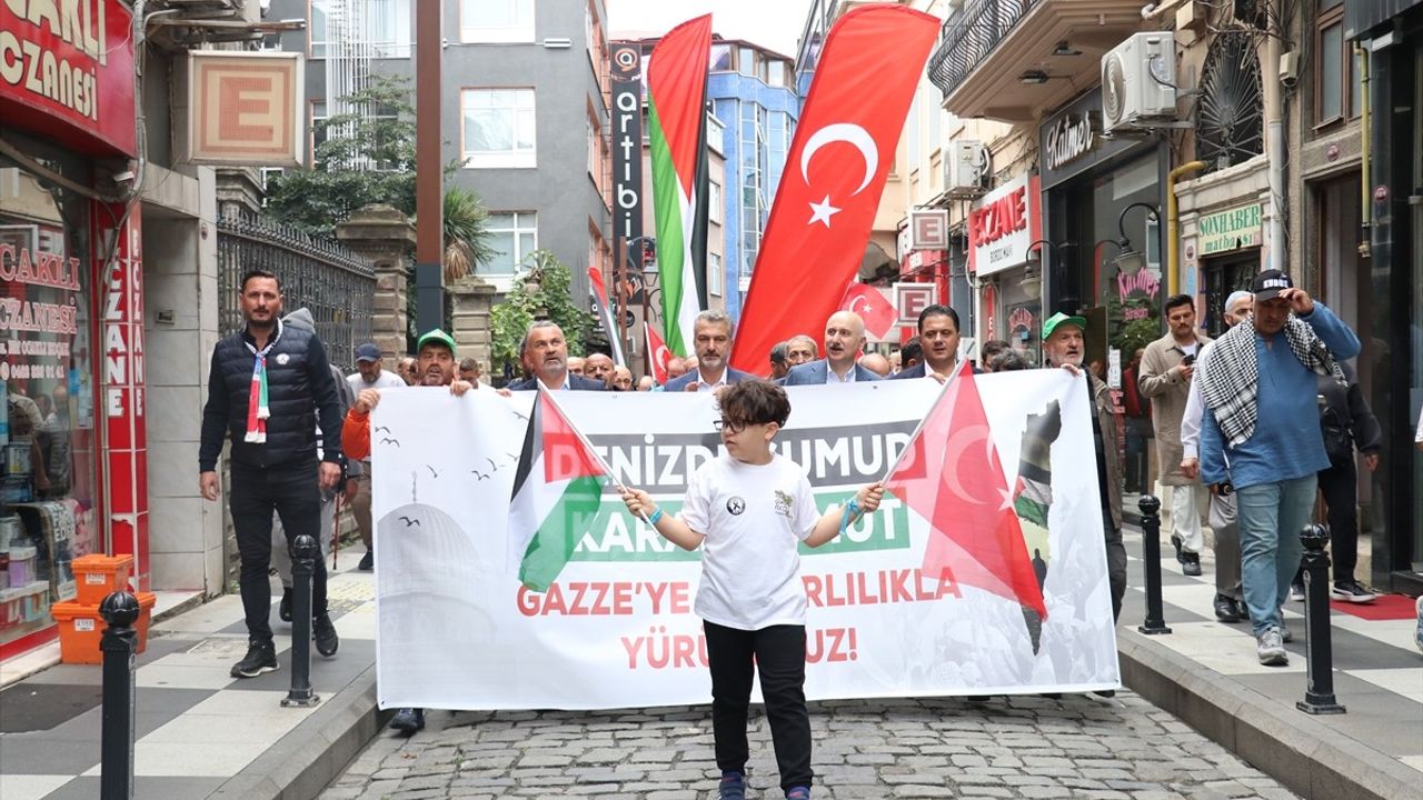 Trabzon'da Filistin İçin Küresel Sumud Filosu'na Destek Yürüyüşü